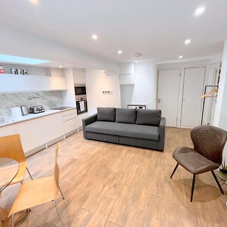Two Bedroom Flat With Private Patio In Battersea ลอนดอน ภายนอก รูปภาพ
