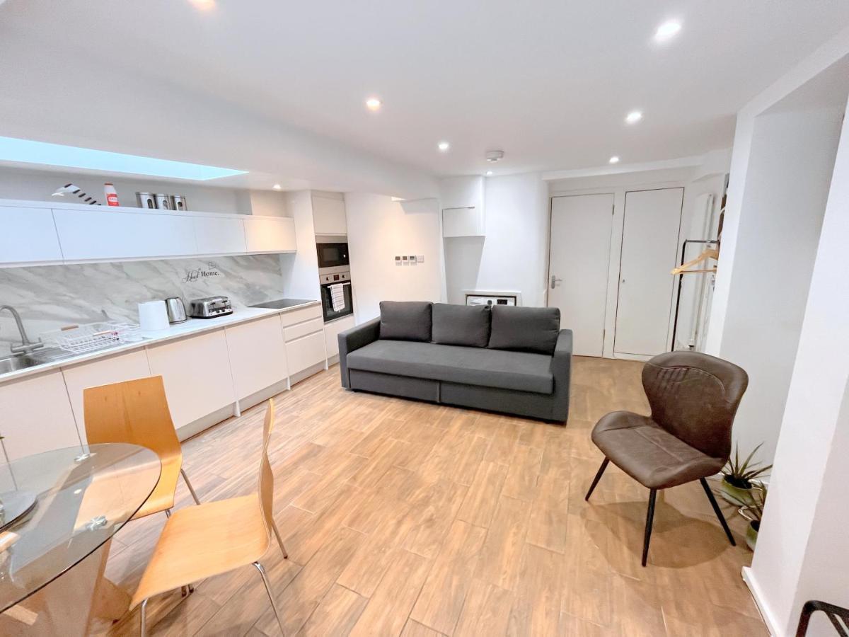Two Bedroom Flat With Private Patio In Battersea ลอนดอน ภายนอก รูปภาพ