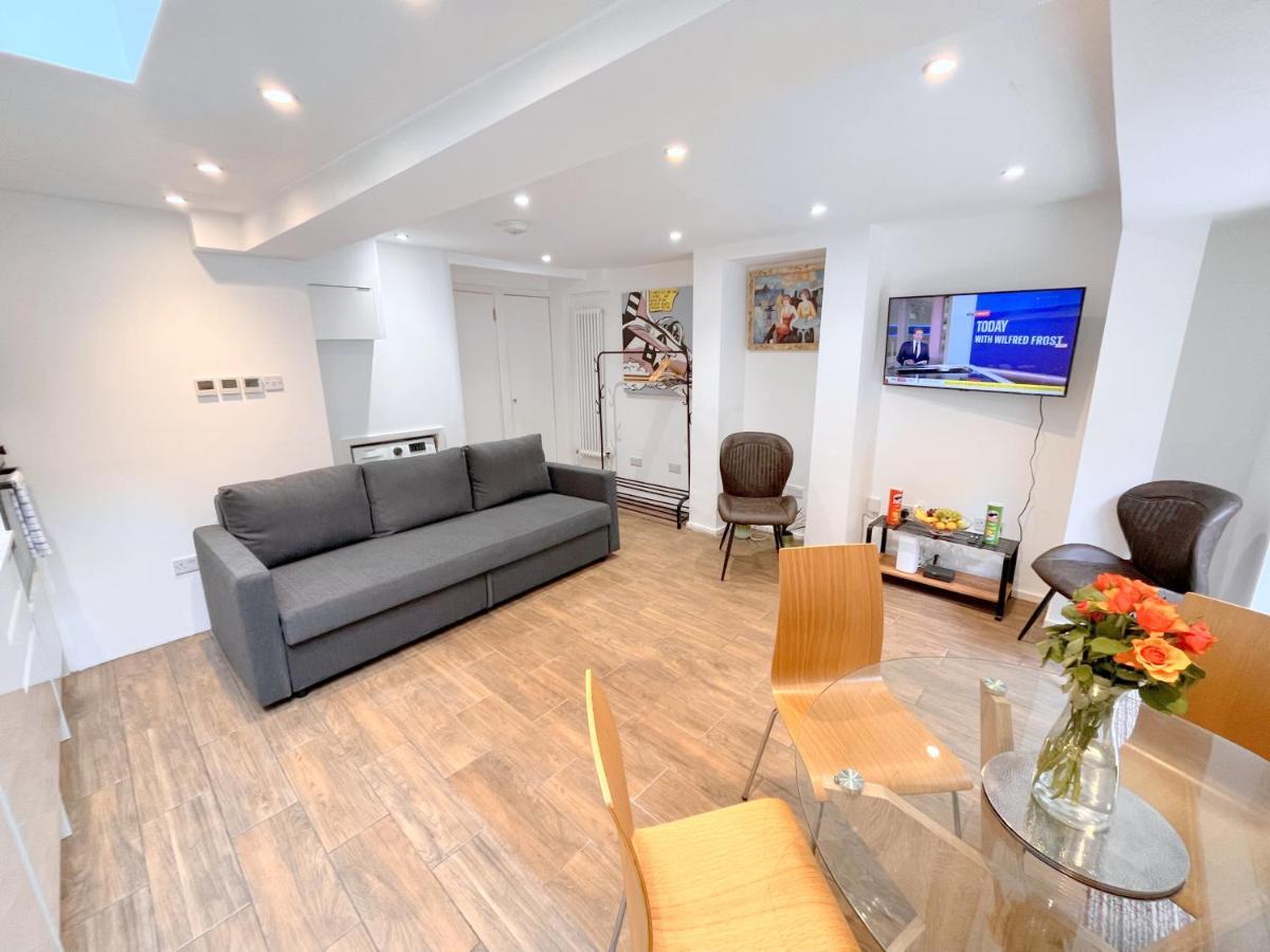 Two Bedroom Flat With Private Patio In Battersea ลอนดอน ภายนอก รูปภาพ