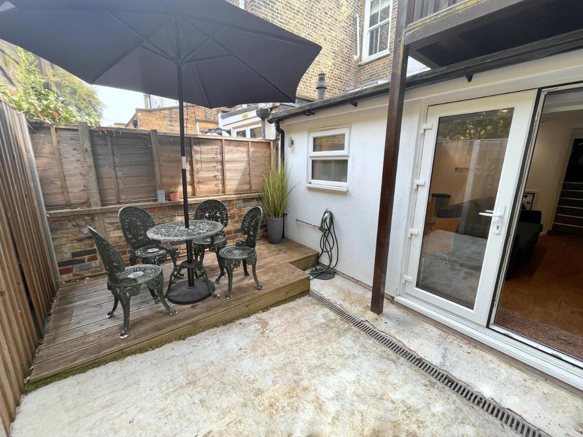 Two Bedroom Flat With Private Patio In Battersea ลอนดอน ภายนอก รูปภาพ