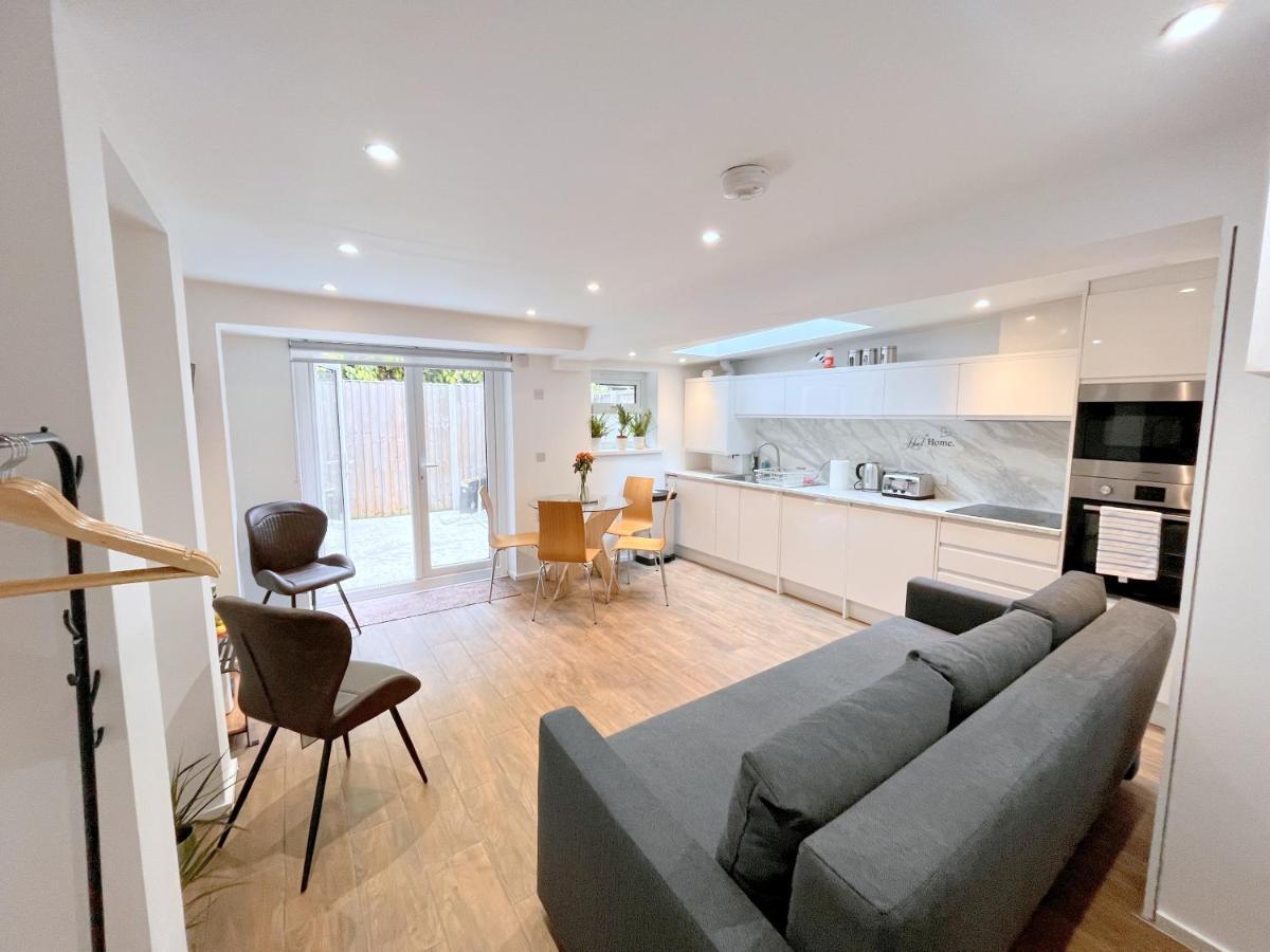 Two Bedroom Flat With Private Patio In Battersea ลอนดอน ภายนอก รูปภาพ