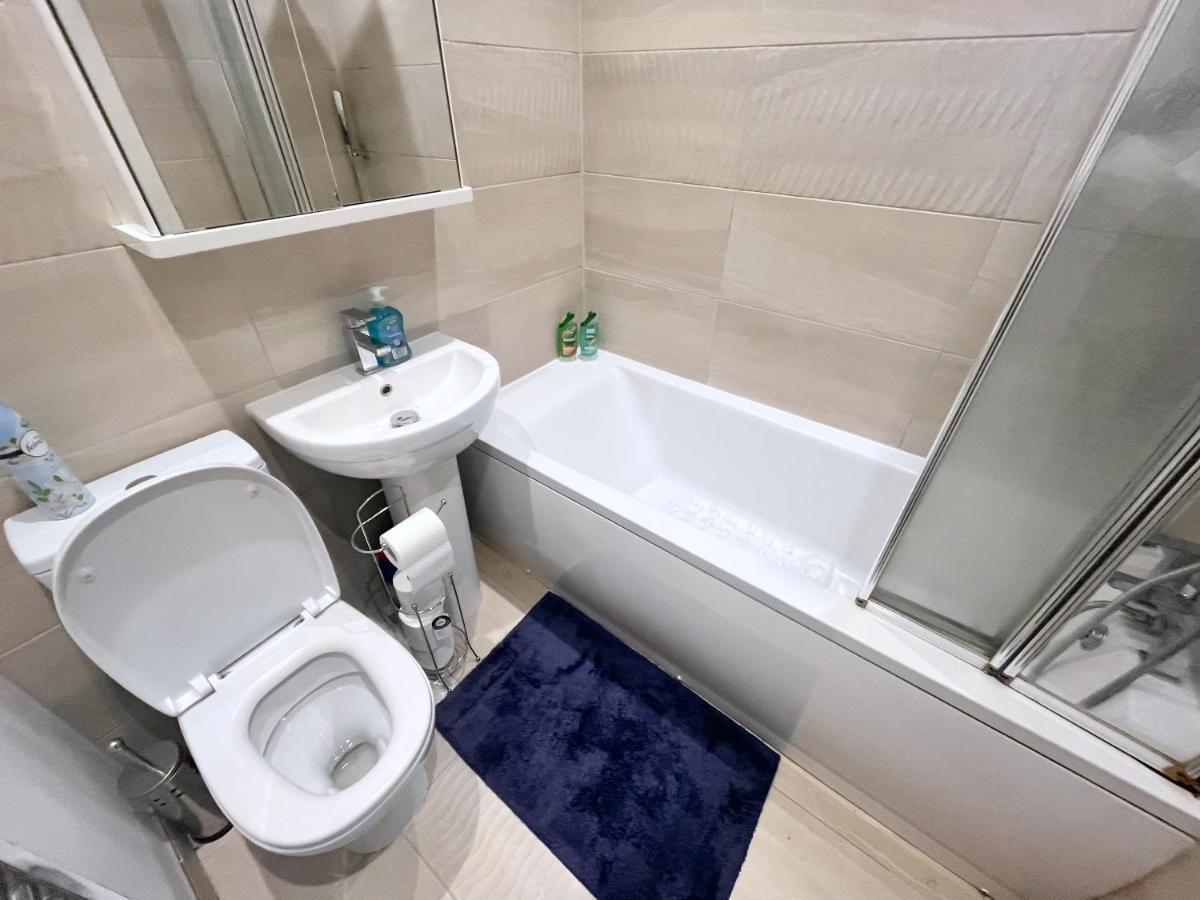 Two Bedroom Flat With Private Patio In Battersea ลอนดอน ภายนอก รูปภาพ