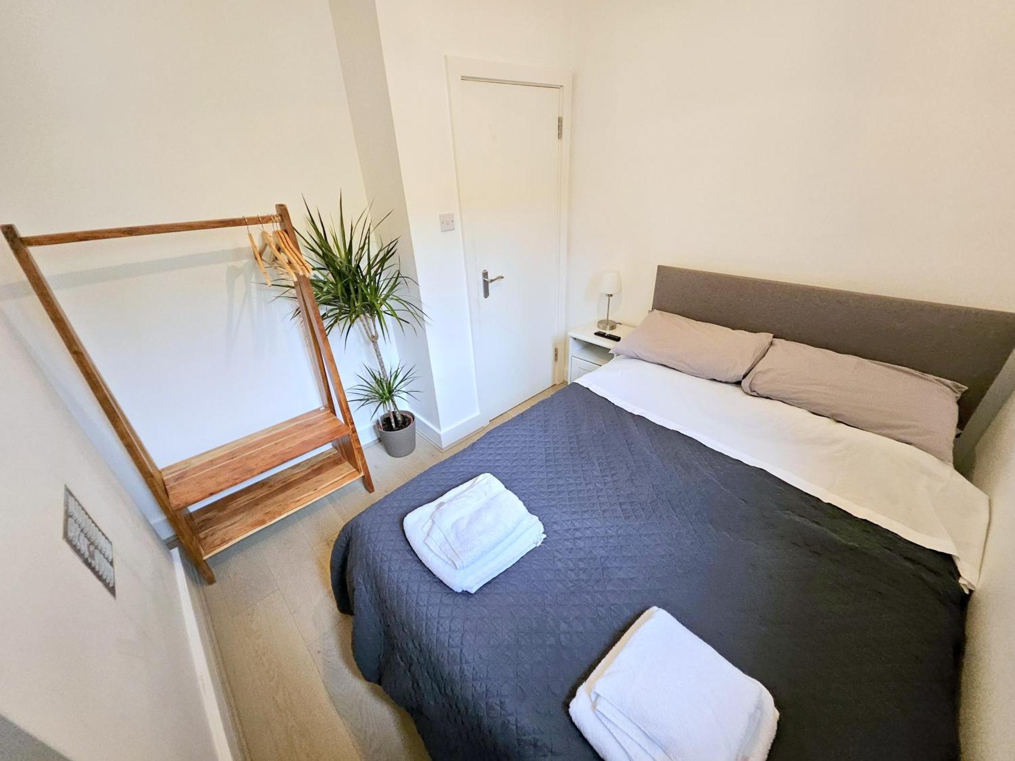 Two Bedroom Flat With Private Patio In Battersea ลอนดอน ภายนอก รูปภาพ