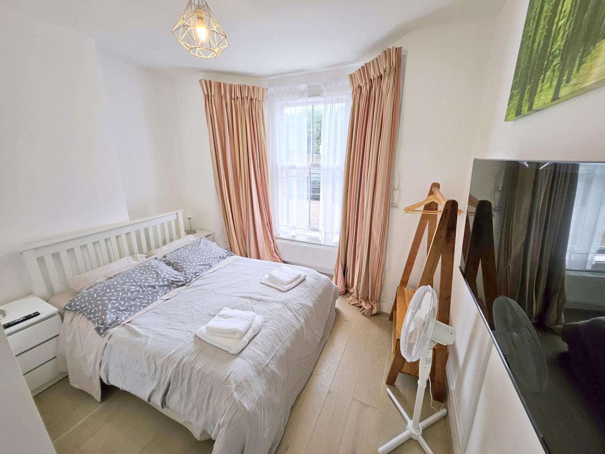 Two Bedroom Flat With Private Patio In Battersea ลอนดอน ภายนอก รูปภาพ